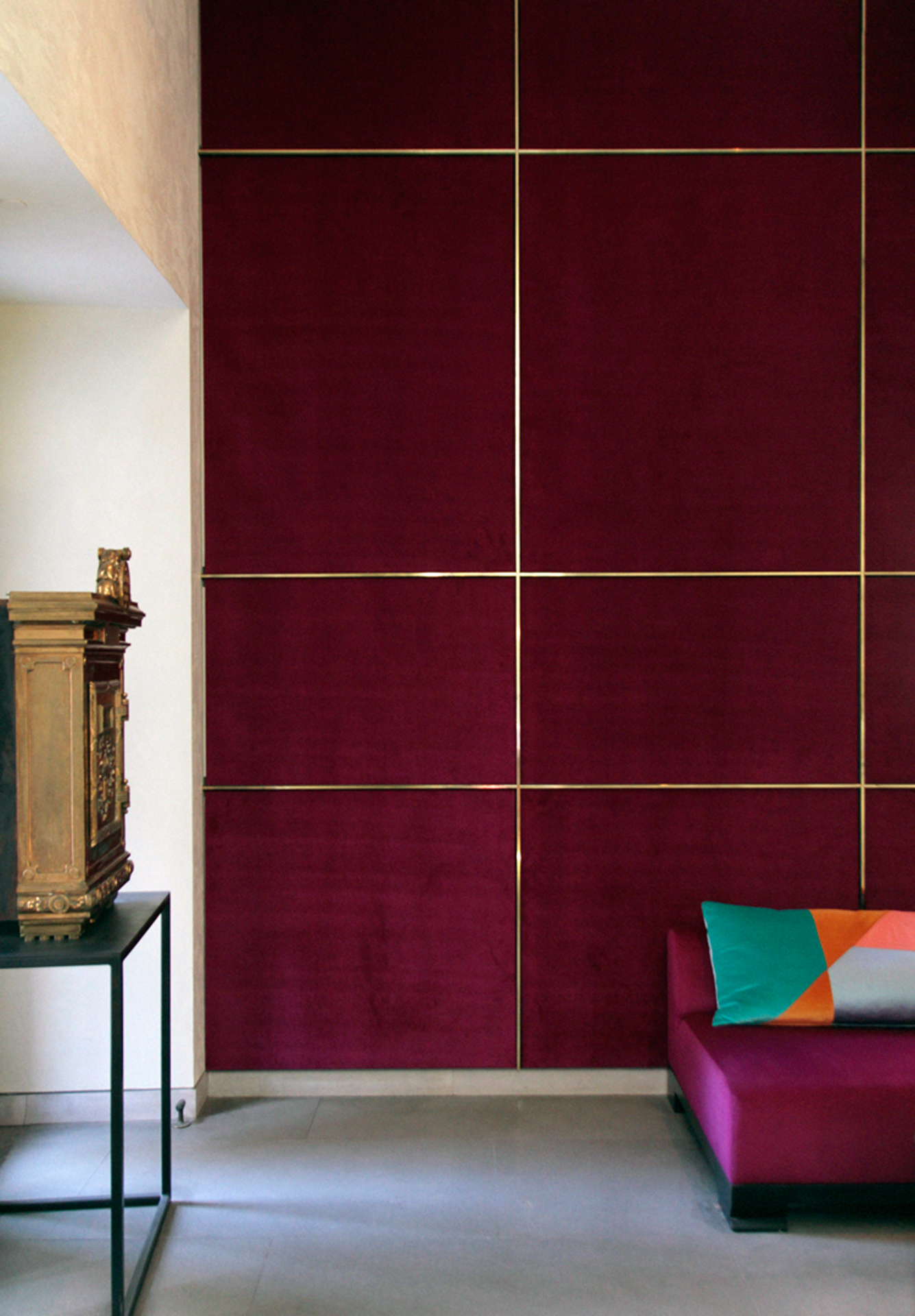 Hotel St Paul - Lobby - Magenta Wall